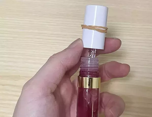 お気に入りのデザインを邪魔しない　マステで『滑りやすいリップの蓋』を開ける方法に挑戦