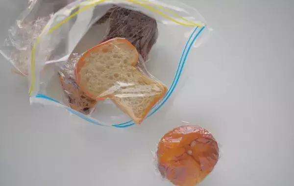 保存袋にハサミで『段差』を作るだけ！　数秒でできる一工夫に「最高」「すぐやる」【活用テク4選】