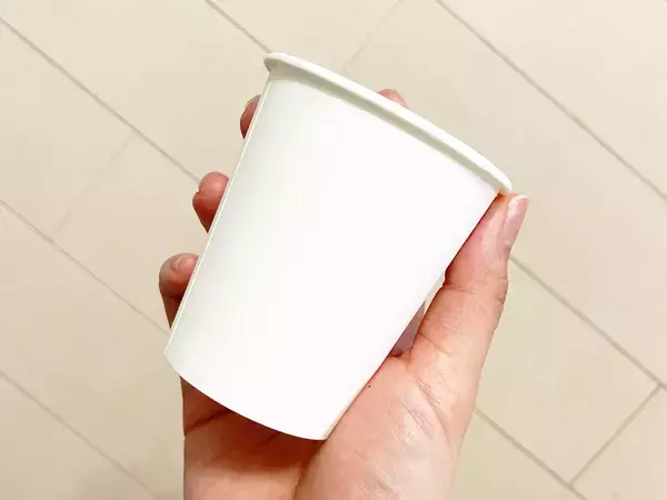 いつものゴミ袋で服を圧縮！　紙コップを使って3秒でまとめる手順