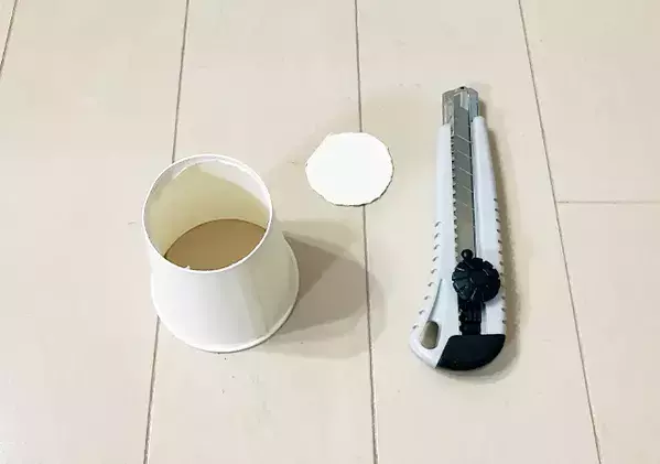 いつものゴミ袋で服を圧縮！　紙コップを使って3秒でまとめる手順