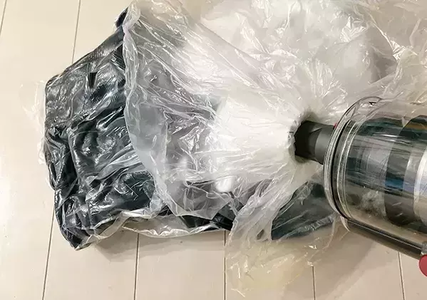 いつものゴミ袋で服を圧縮！　紙コップを使って3秒でまとめる手順