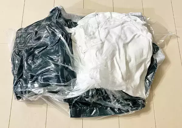 いつものゴミ袋で服を圧縮！　紙コップを使って3秒でまとめる手順