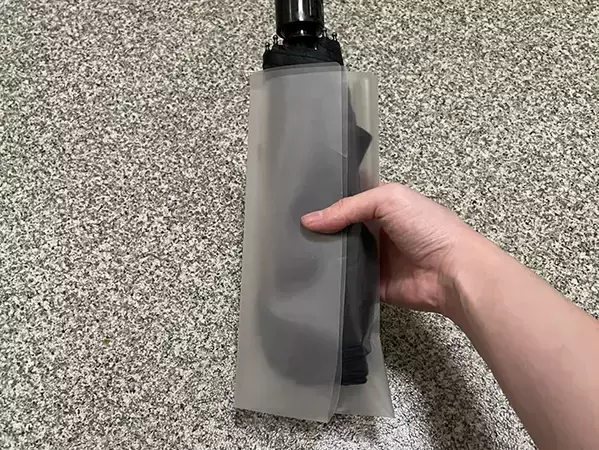 使い古しのクリアファイルを巻いてみて　濡れた折り畳み傘をカバンにしまう方法とは