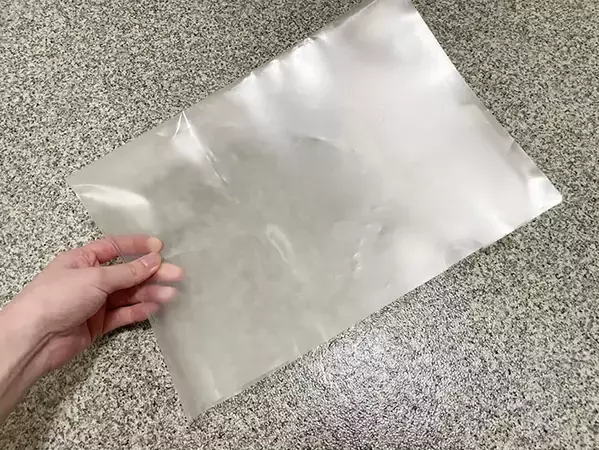 使い古しのクリアファイルを巻いてみて　濡れた折り畳み傘をカバンにしまう方法とは