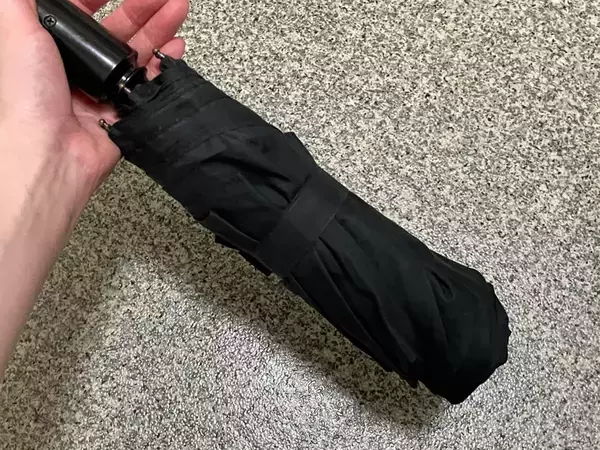 使い古しのクリアファイルを巻いてみて　濡れた折り畳み傘をカバンにしまう方法とは