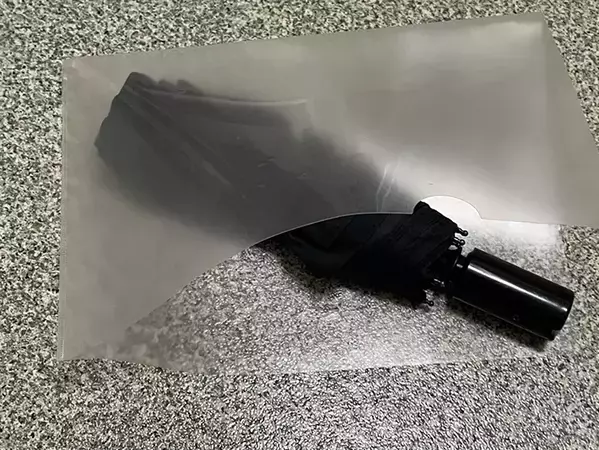 使い古しのクリアファイルを巻いてみて　濡れた折り畳み傘をカバンにしまう方法とは