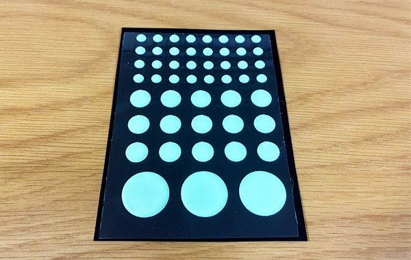 暗闇の不便さを110円で解決！　停電時にも役立つ『セリアのシール』に「ストレスが減った！」