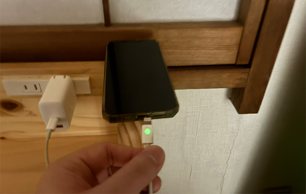 暗闇の不便さを110円で解決！　停電時にも役立つ『セリアのシール』に「ストレスが減った！」