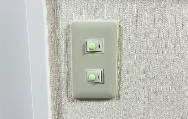 暗闇の不便さを110円で解決！　停電時にも役立つ『セリアのシール』に「ストレスが減った！」