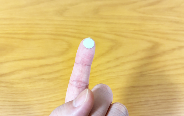 暗闇の不便さを110円で解決！　停電時にも役立つ『セリアのシール』に「ストレスが減った！」