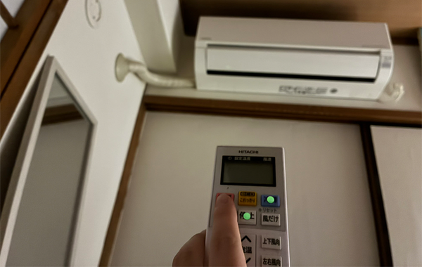 暗闇の不便さを110円で解決！　停電時にも役立つ『セリアのシール』に「ストレスが減った！」