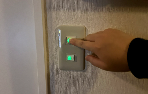 暗闇の不便さを110円で解決！　停電時にも役立つ『セリアのシール』に「ストレスが減った！」