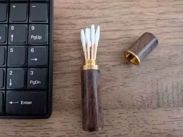 つまようじに『コットン』を巻きつけるだけ　極細スティックの使い道に感動！