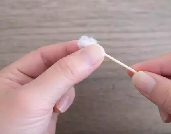 つまようじに『コットン』を巻きつけるだけ　極細スティックの使い道に感動！