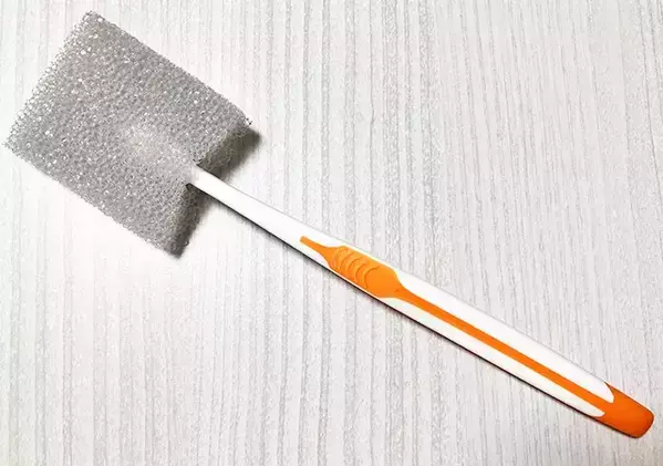 捨てる予定の歯ブラシを再利用　取っ手つきスポンジを5分でつくる手順