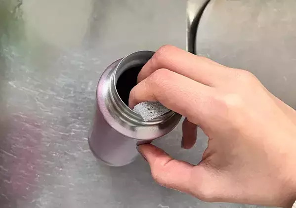 捨てる予定の歯ブラシを再利用　取っ手つきスポンジを5分でつくる手順