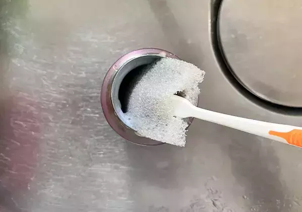 捨てる予定の歯ブラシを再利用　取っ手つきスポンジを5分でつくる手順