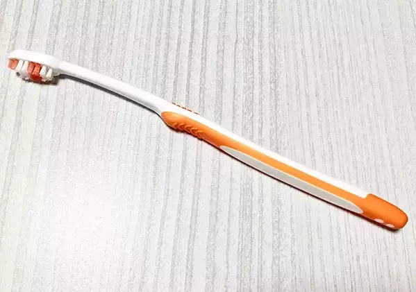 捨てる予定の歯ブラシを再利用　取っ手つきスポンジを5分でつくる手順