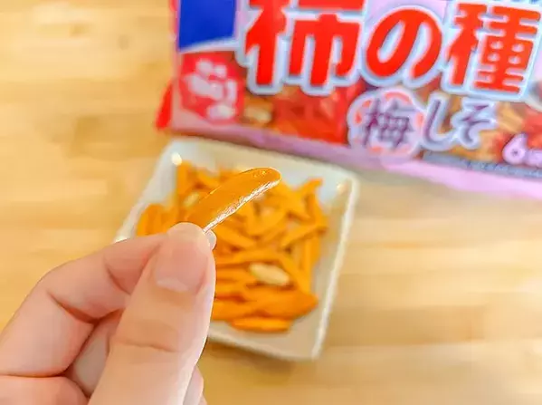 マンネリお弁当に入れてみて！『柿の種 梅しそ』で作る、冷めてもおいしいおにぎりのレシピ