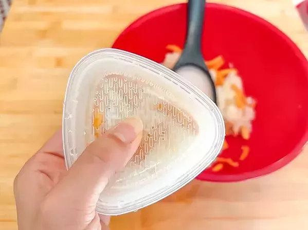 マンネリお弁当に入れてみて！『柿の種 梅しそ』で作る、冷めてもおいしいおにぎりのレシピ