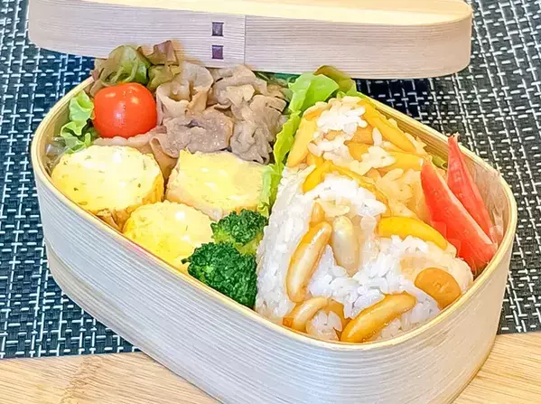 マンネリお弁当に入れてみて！『柿の種 梅しそ』で作る、冷めてもおいしいおにぎりのレシピ