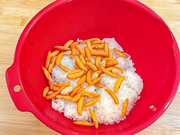 マンネリお弁当に入れてみて！『柿の種 梅しそ』で作る、冷めてもおいしいおにぎりのレシピ