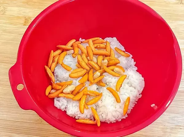 マンネリお弁当に入れてみて！『柿の種 梅しそ』で作る、冷めてもおいしいおにぎりのレシピ