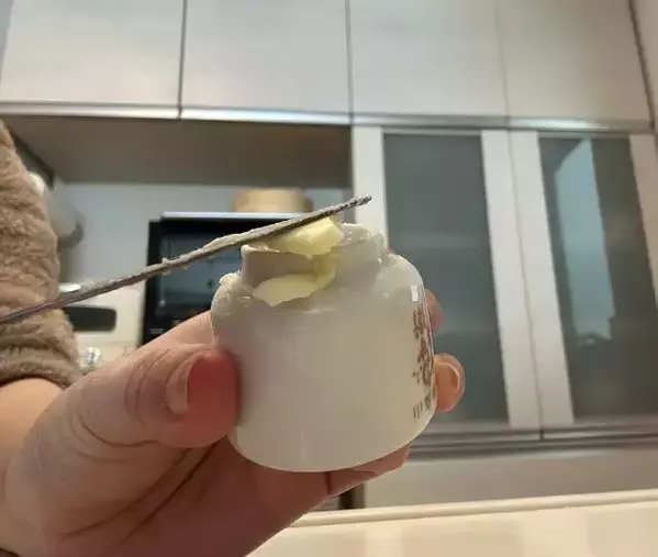 余った餅の斬新すぎる消費テク　おちょこに被せて冷やすと…？「その手があったか！」