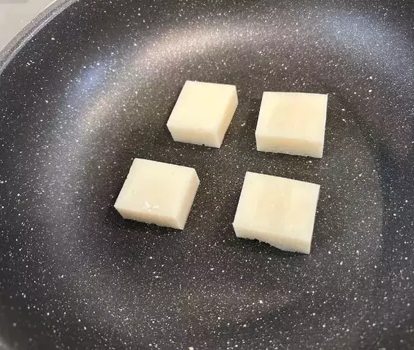 余った餅の斬新すぎる消費テク　おちょこに被せて冷やすと…？「その手があったか！」