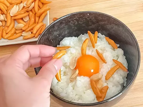 おつまみだけじゃなかったんだ…！　柿の種の激変アレンジに「この発想はなかった！」