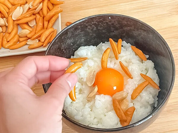 おつまみだけじゃなかったんだ…！　柿の種の激変アレンジに「この発想はなかった！」