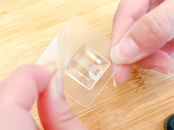 マグネットや吸盤より優秀？　ダイソーの『透明フック」で自宅の収納をすっきりさせてみた