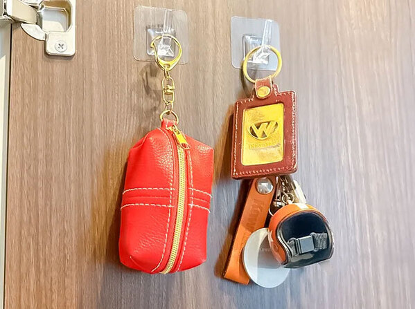 マグネットや吸盤より優秀？　ダイソーの『透明フック」で自宅の収納をすっきりさせてみた