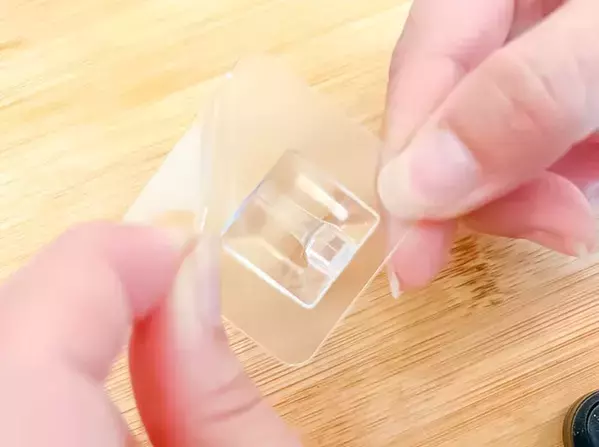 マグネットや吸盤より優秀？　ダイソーの『透明フック」で自宅の収納をすっきりさせてみた