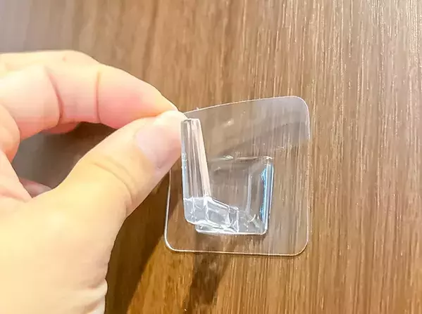 マグネットや吸盤より優秀？　ダイソーの『透明フック」で自宅の収納をすっきりさせてみた