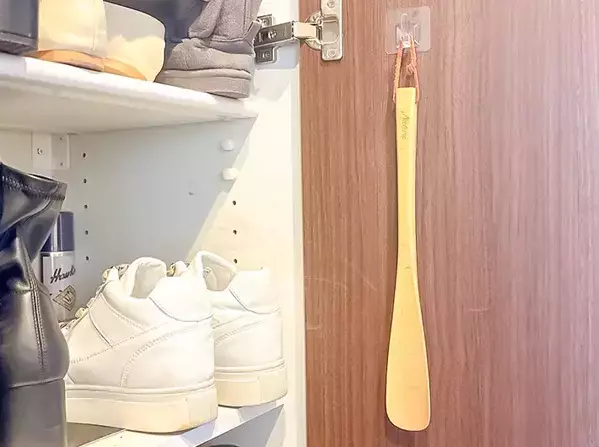 マグネットや吸盤より優秀？　ダイソーの『透明フック」で自宅の収納をすっきりさせてみた
