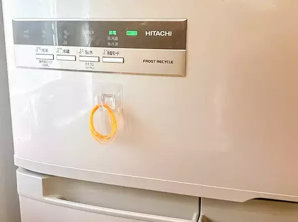 マグネットや吸盤より優秀？　ダイソーの『透明フック」で自宅の収納をすっきりさせてみた