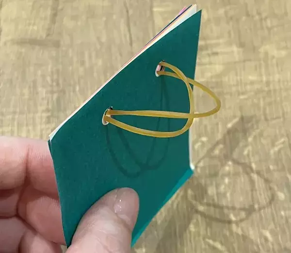 裏紙メモを束ねるなら…　輪ゴムとゼムクリップで試してみると使い勝手抜群に！