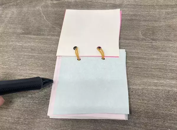 裏紙メモを束ねるなら…　輪ゴムとゼムクリップで試してみると使い勝手抜群に！