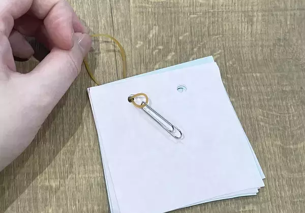 裏紙メモを束ねるなら…　輪ゴムとゼムクリップで試してみると使い勝手抜群に！
