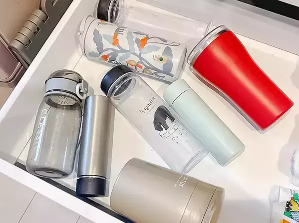 もう転がらない！　タンブラーやスプレー缶が収納できて「ストレス減った！」【ダイソーの110円マット】