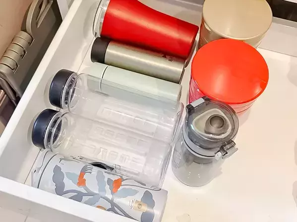 もう転がらない！　タンブラーやスプレー缶が収納できて「ストレス減った！」【ダイソーの110円マット】