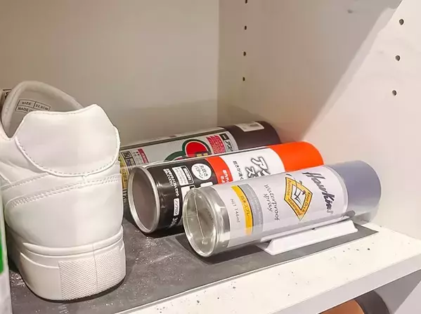 もう転がらない！　タンブラーやスプレー缶が収納できて「ストレス減った！」【ダイソーの110円マット】