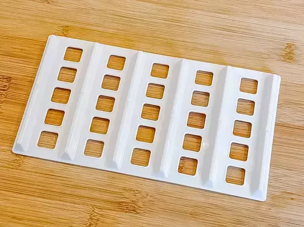 もう転がらない！　タンブラーやスプレー缶が収納できて「ストレス減った！」【ダイソーの110円マット】