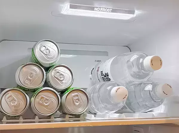 もう転がらない！　タンブラーやスプレー缶が収納できて「ストレス減った！」【ダイソーの110円マット】