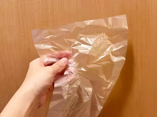 ポリ袋の口を結ばずに閉じる方法　爪を使った裏ワザに「便利でビックリ」