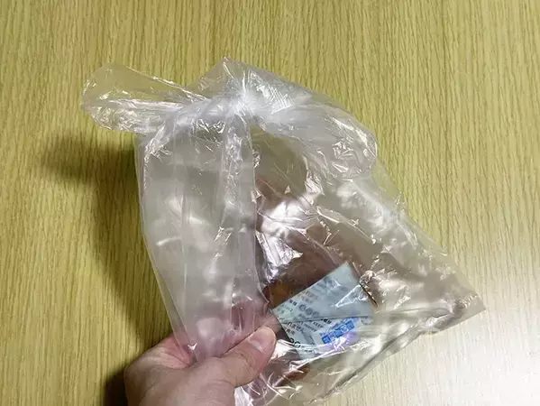 ポリ袋の口を結ばずに閉じる方法　爪を使った裏ワザに「便利でビックリ」