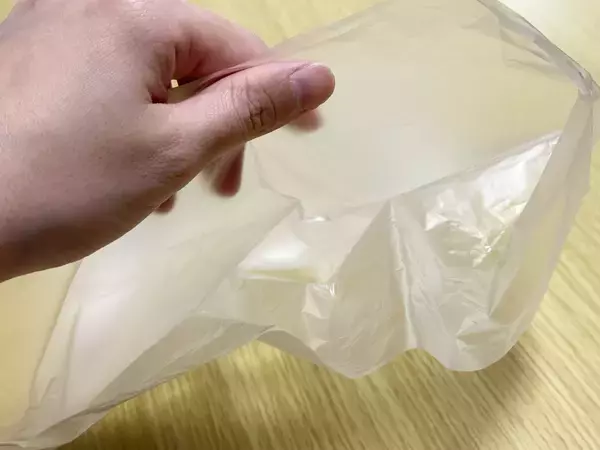 ポリ袋の口を結ばずに閉じる方法　爪を使った裏ワザに「便利でビックリ」