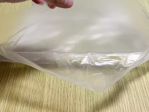 ポリ袋の口を結ばずに閉じる方法　爪を使った裏ワザに「便利でビックリ」