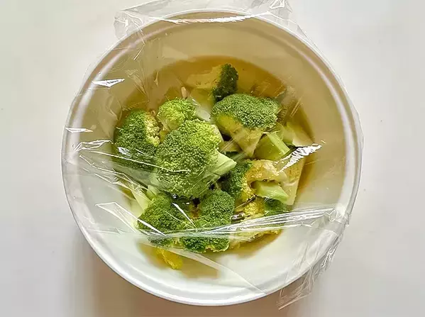 レンチンしたブロッコリーとカニカマを…　簡単5分の副菜が「茎までペロリ！」